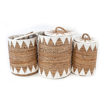 A set of wicker baskets with natural sea grass and banana leaves, featuring a traditional technique and a touch of macrame cotton.