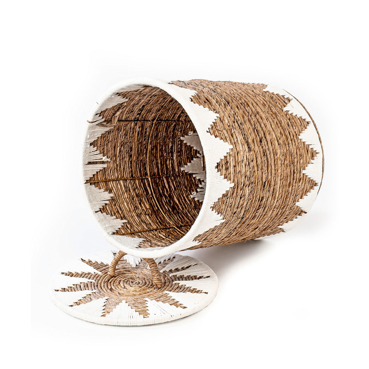 A set of wicker baskets with natural sea grass and banana leaves, featuring a traditional technique and a touch of macrame cotton.