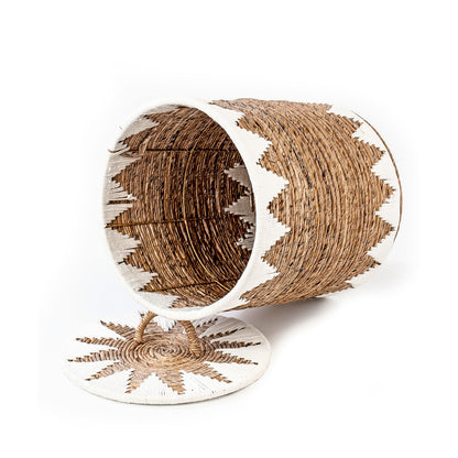 A set of wicker baskets with natural sea grass and banana leaves, featuring a traditional technique and a touch of macrame cotton.